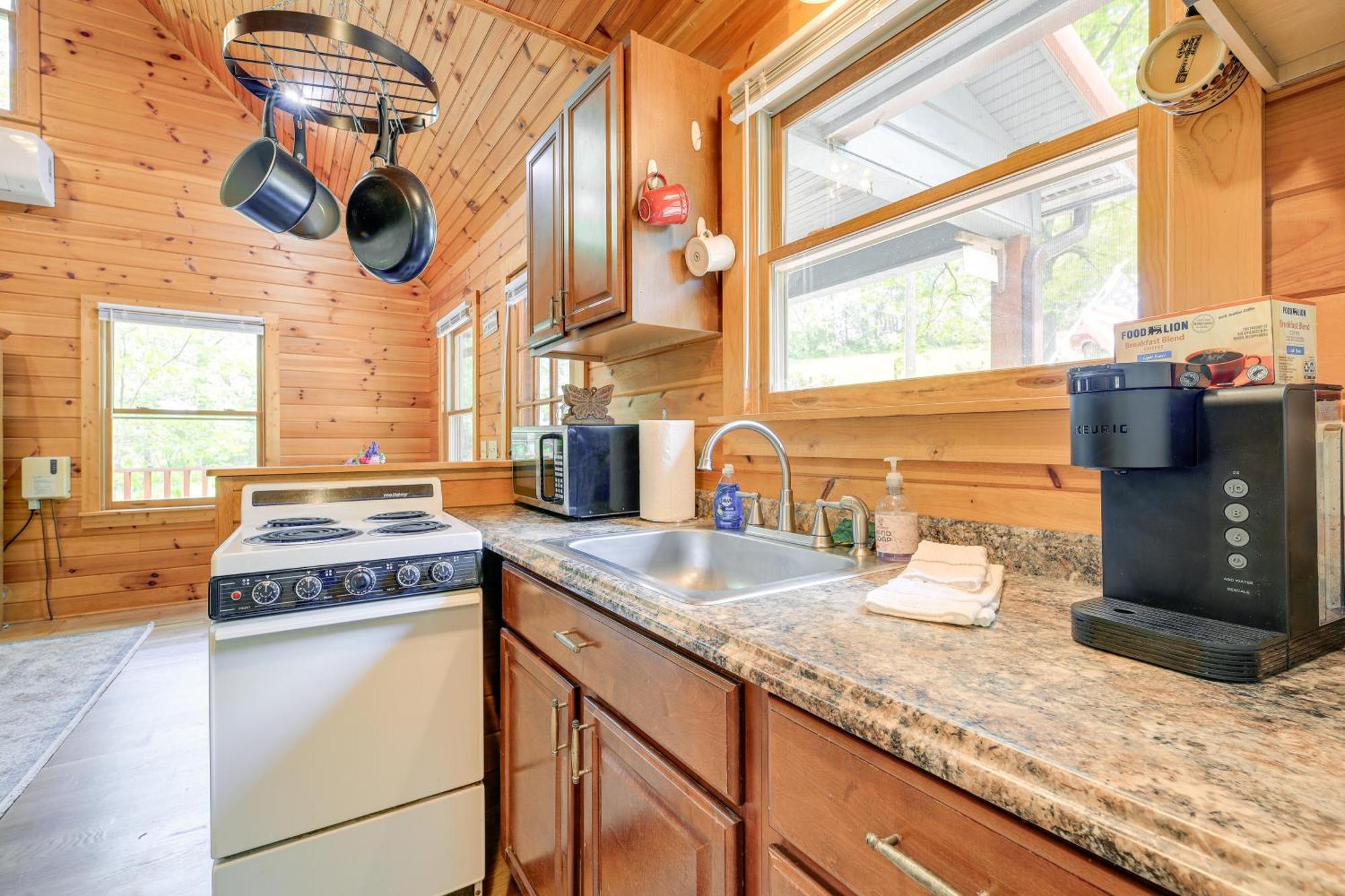 Quaint Blue Ridge Cabin Rental With On-Site Stream! Sparta Eksteriør billede